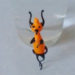 Flaschenteufel vor Glasflasche